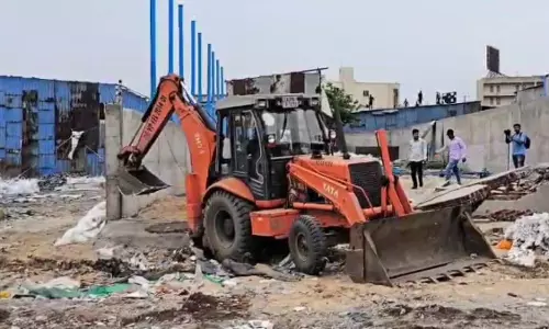 Vapi में अवैध कबाड़ गोदाम पर बुलडोजर की कार्रवाई, नगर पालिका की मेगा ध्वस्तीकरण कार्रवाई