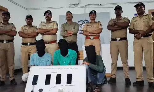 Dating app पर धोखाधड़ी: तीन उच्च शिक्षित युवकों को पुलिस ने लगाई हथकड़ी