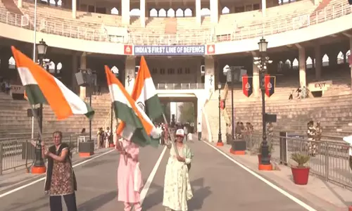 Operation Sindoor के कारण स्थगित होने के बाद अटारी-वाघा सीमा पर बीटिंग रिट्रीट फिर से शुरू Operation Sindoor के कारण स्थगित होने के बाद अटारी-वाघा सीमा पर बीटिंग रिट्रीट फिर से शुरू