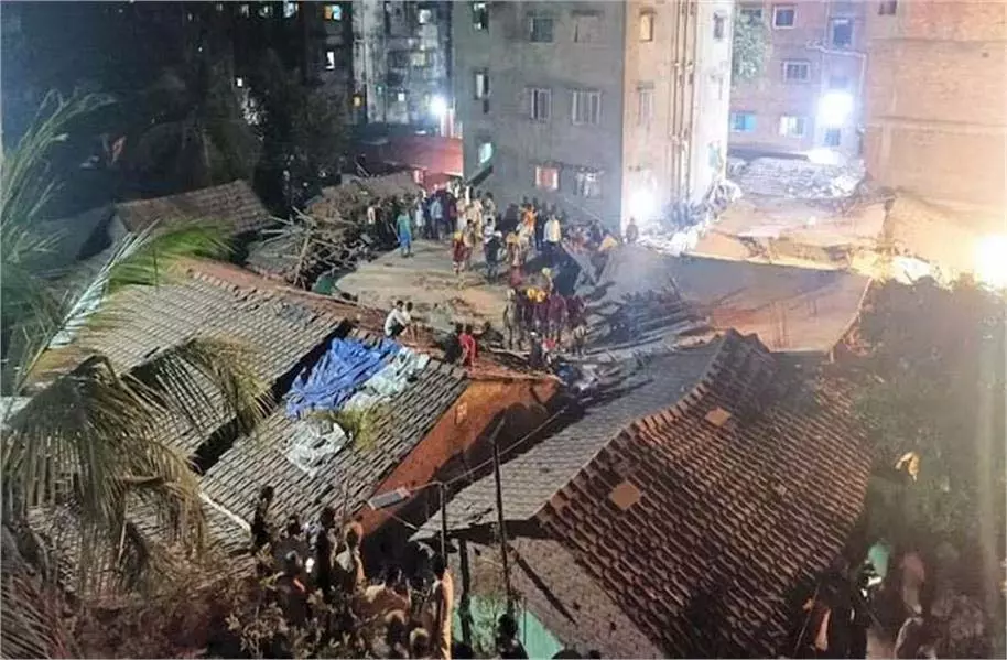 Maharashtra : चार मंजिला इमारत का स्लैब गिरा, 6 लोगों की मौत Maharashtra : चार मंजिला इमारत का स्लैब गिरा, 6 लोगों की मौत