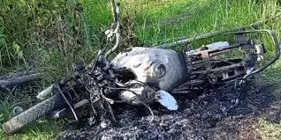 Odisha: वारदात,लुटेरों ने यात्रियों पर ब्लेड से हमला कर बाइक में लगाई आग Odisha: वारदात,लुटेरों ने यात्रियों पर ब्लेड से हमला कर बाइक में लगाई आग