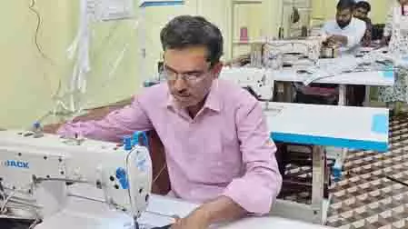 जमुई : लाखों की नौकरी छोड़ गांव में खड़ी की मिसाल, गारमेंट फैक्ट्री से बदली तस्वीर जमुई : लाखों की नौकरी छोड़ गांव में खड़ी की मिसाल, गारमेंट फैक्ट्री से बदली तस्वीर