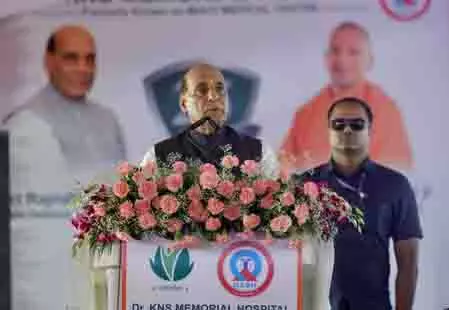 सेना ने कुशल सर्जन की तरह आतंकवाद का ऑपरेशन किया : राजनाथ सिंह सेना ने कुशल सर्जन की तरह आतंकवाद का ऑपरेशन किया : राजनाथ सिंह