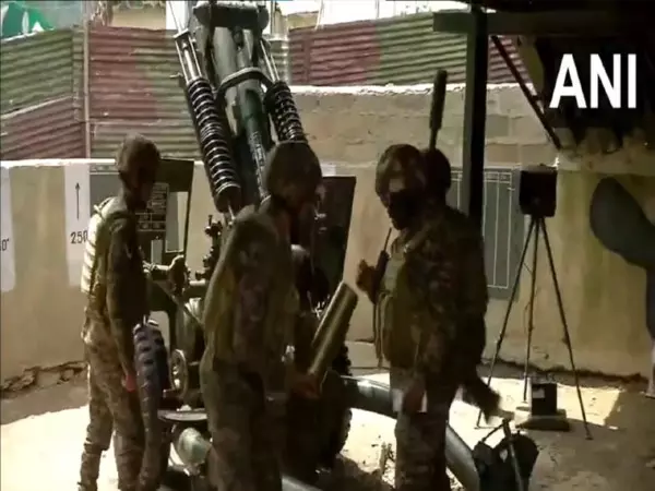 भारतीय सेना ने LOC पर ऑपरेशन सिंदूर के दौरान इस्तेमाल की गई स्वदेशी रक्षा तकनीक का प्रदर्शन किया भारतीय सेना ने LOC पर ऑपरेशन सिंदूर के दौरान इस्तेमाल की गई स्वदेशी रक्षा तकनीक का प्रदर्शन किया