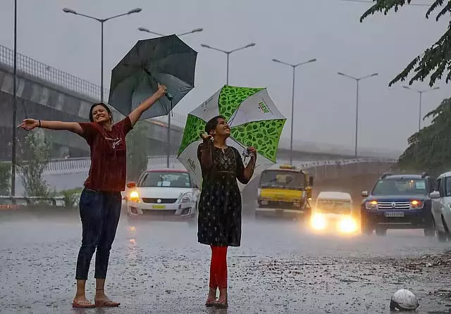 Tamil Nadu में 7 दिनों तक मध्यम बारिश की संभावना Tamil Nadu में 7 दिनों तक मध्यम बारिश की संभावना
