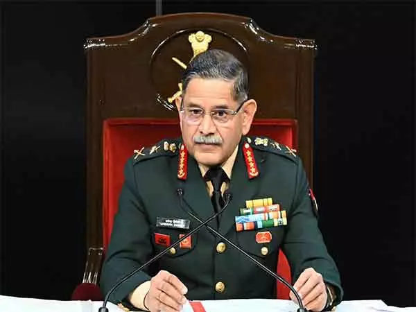 COAS जनरल द्विवेदी ने ऑपरेशन सिंदूर में शहीद हुए अग्निवीर मुरली नाइक को श्रद्धांजलि दी COAS जनरल द्विवेदी ने ऑपरेशन सिंदूर में शहीद हुए अग्निवीर मुरली नाइक को श्रद्धांजलि दी