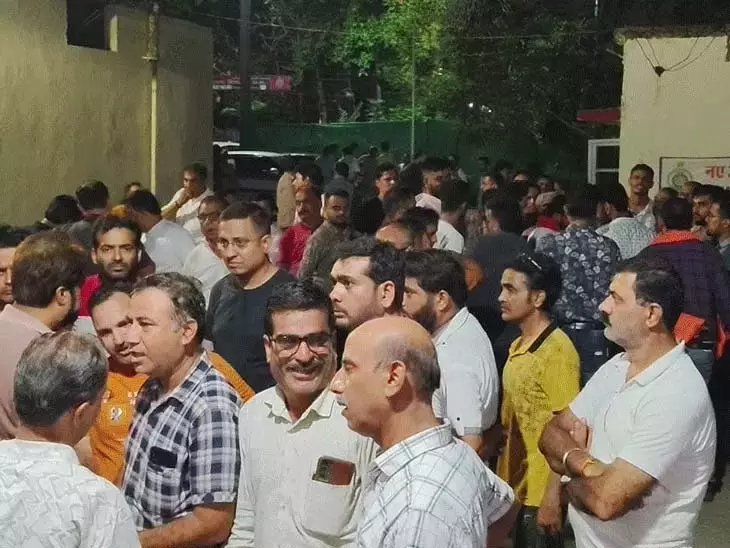 लड़की के भागने पर एसपी और विधायक बंगले के बाहर हंगामा, लव जिहाद का आरोप लड़की के भागने पर एसपी और विधायक बंगले के बाहर हंगामा, लव जिहाद का आरोप