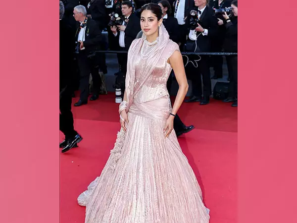 Tarun Tahiliani के आउटफिट में छाई जान्हवी कपूर Tarun Tahiliani के आउटफिट में छाई जान्हवी कपूर