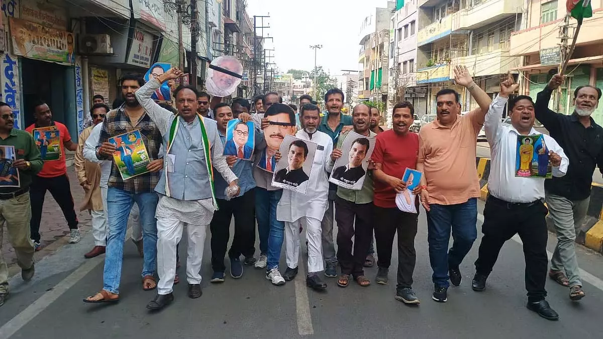 कांग्रेस नेताओं को पुलिस ने रोका; अधिकारियों ने कथित तौर पर पार्टी कार्यकर्ताओं से बहस की कांग्रेस नेताओं को पुलिस ने रोका; अधिकारियों ने कथित तौर पर पार्टी कार्यकर्ताओं से बहस की
