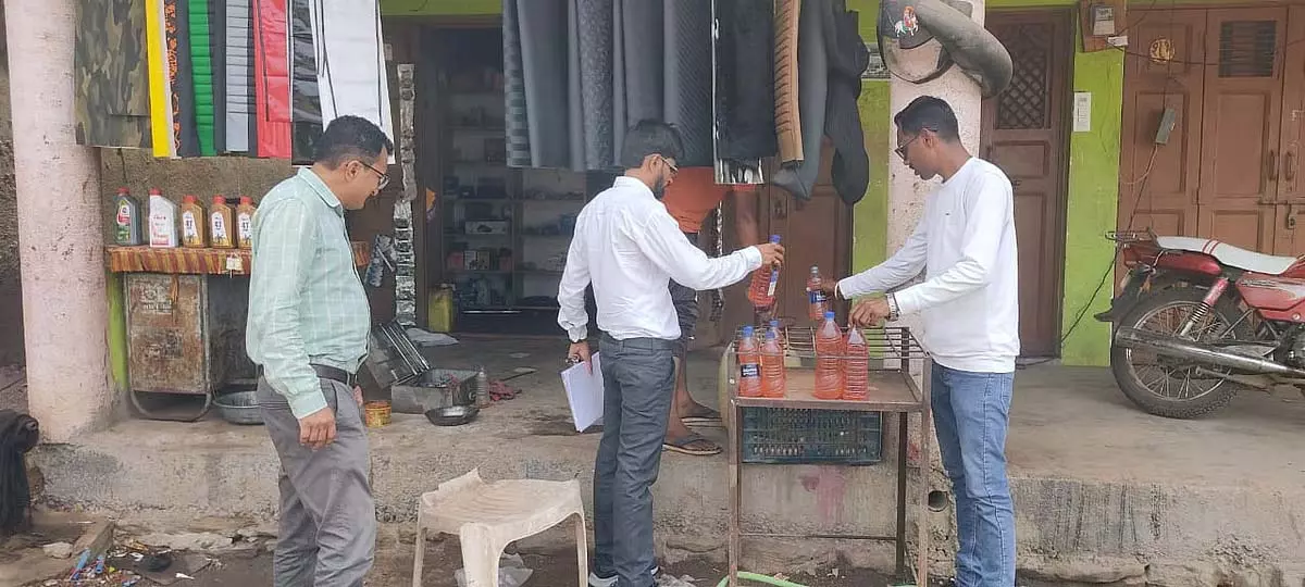 MP : गुजरात सीमा के पास अवैध पेट्रोल बिक्री के खिलाफ कार्रवाई MP : गुजरात सीमा के पास अवैध पेट्रोल बिक्री के खिलाफ कार्रवाई