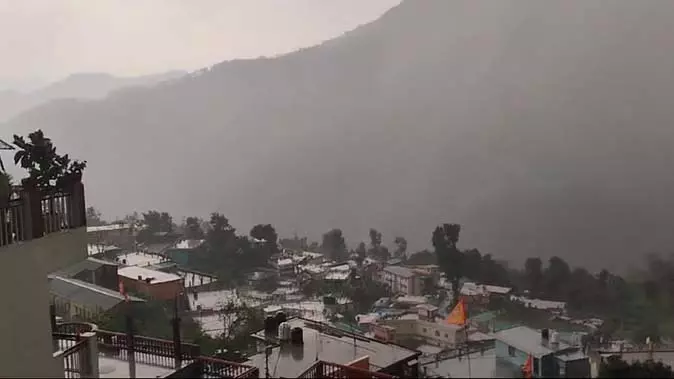 Uttarakhand : पहाड़ों में आज भी बदला रहेगा मौसम, तेज हवाओं के हल्की बारिश Uttarakhand : पहाड़ों में आज भी बदला रहेगा मौसम, तेज हवाओं के हल्की बारिश