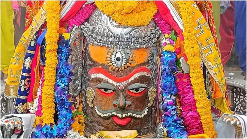 Ujjain News: बाबा महाकाल के गले में चंदन और रुद्राक्ष की माला पहनाने के बाद माथे पर लगाई गई भस्म Ujjain News: बाबा महाकाल के गले में चंदन और रुद्राक्ष की माला पहनाने के बाद माथे पर लगाई गई भस्म