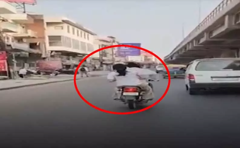 सरेआम युवती ने बाइकसवार साथी को चप्पल से पीटा, 14 बार मारा सरेआम युवती ने बाइकसवार साथी को चप्पल से पीटा, 14 बार मारा