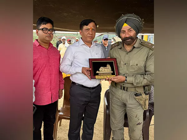 उत्तराखंड फिल्म विकास परिषद के CEO ने देहरादून में बॉर्डर 2 के सेट पर सनी देओल से मुलाकात की उत्तराखंड फिल्म विकास परिषद के CEO ने देहरादून में बॉर्डर 2 के सेट पर सनी देओल से मुलाकात की