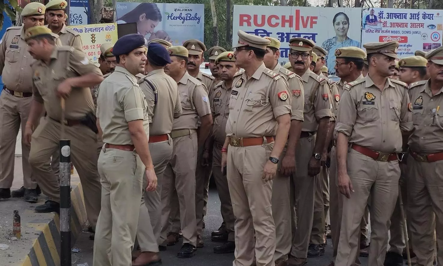 Bareilly: एसपी सिटी ने अवैध रूप से संचालित टैक्सी एवं बसों के विरूद्ध अभियान में कार्यवाही की Bareilly: एसपी सिटी ने अवैध रूप से संचालित टैक्सी एवं बसों के विरूद्ध अभियान में कार्यवाही की