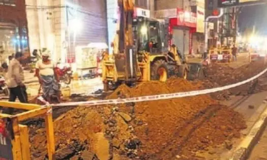 Bareilly: सिविल लाइंस में सीवर लाइन और सड़क धंसी Bareilly: सिविल लाइंस में सीवर लाइन और सड़क धंसी