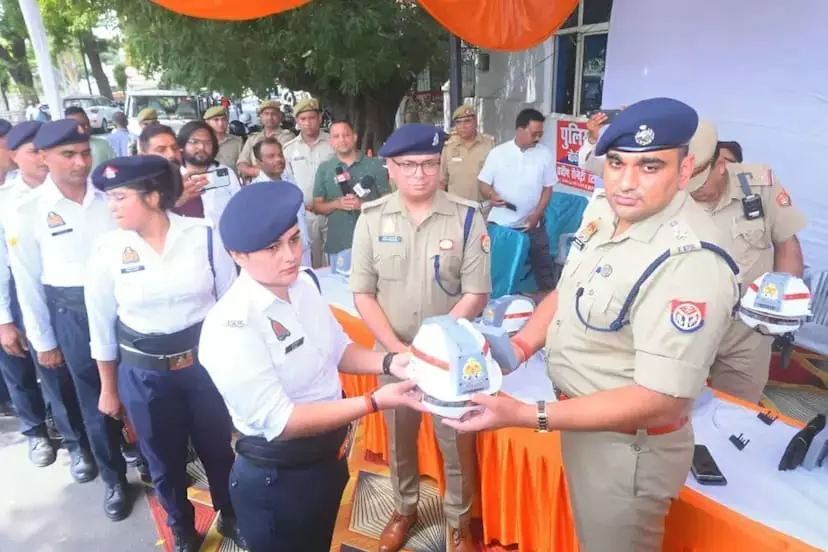 Bareilly: ट्रैफिक पुलिस के लिए खास हेड गियर, गर्मी में राहत और सुरक्षा दोनों Bareilly: ट्रैफिक पुलिस के लिए खास हेड गियर, गर्मी में राहत और सुरक्षा दोनों