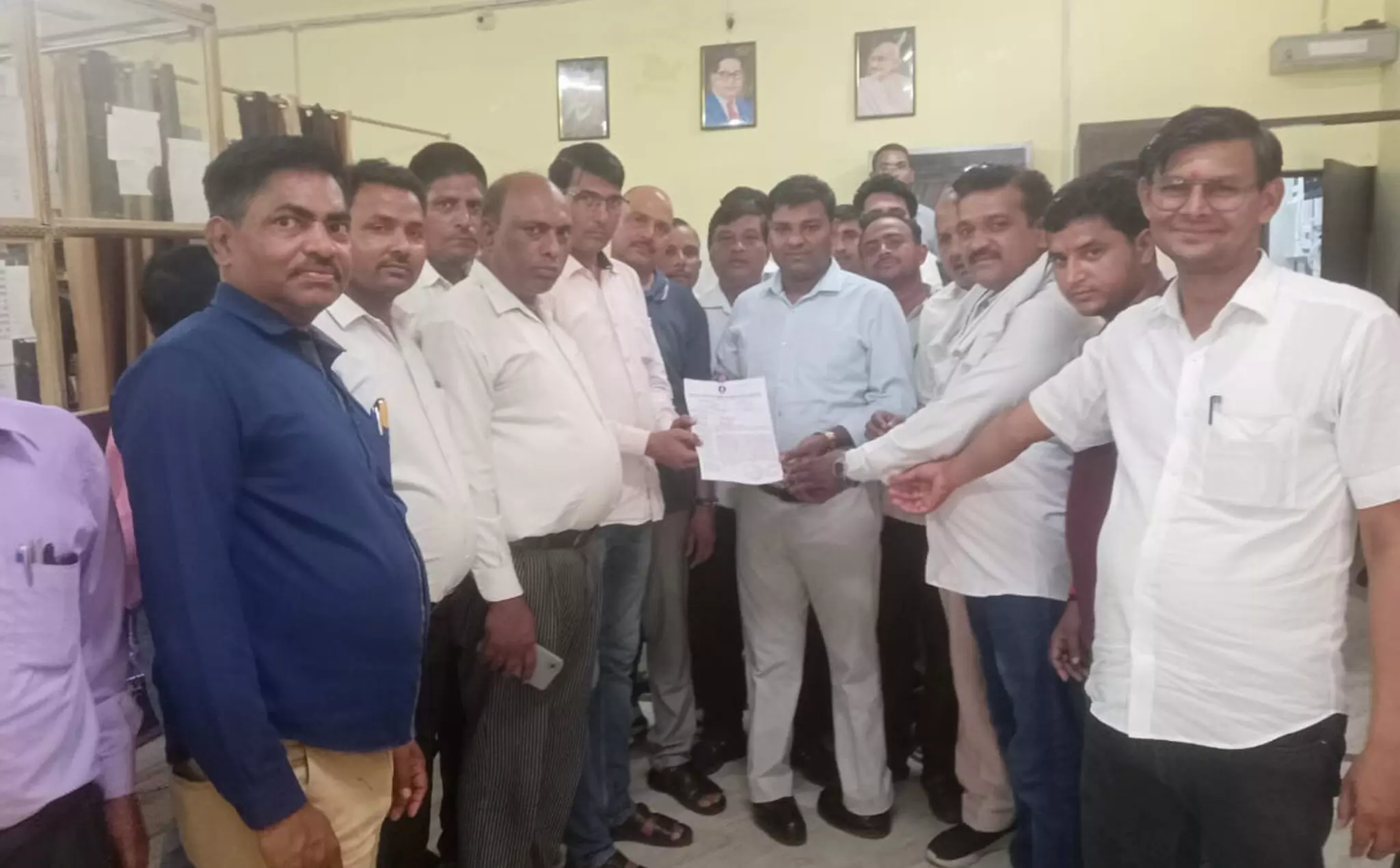 Kaimganj: दस्तावेज लेखकों ने की हड़ताल, उप निबंधक को सौंपा ज्ञापन Kaimganj: दस्तावेज लेखकों ने की हड़ताल, उप निबंधक को सौंपा ज्ञापन