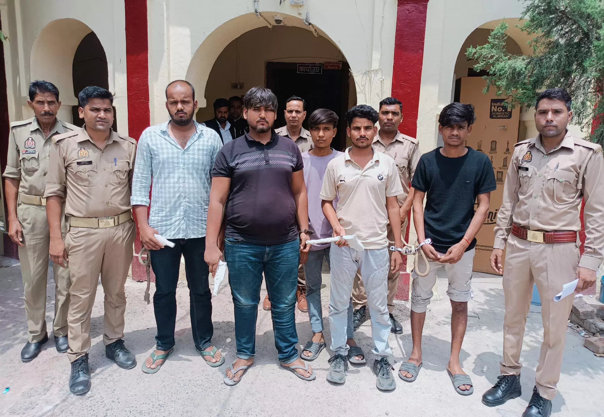 Farrukhabad: पुलिस मुठभेड़ में लूट के पांच आरोपी गिरफ्तार, कारतूस बरामद Farrukhabad: पुलिस मुठभेड़ में लूट के पांच आरोपी गिरफ्तार, कारतूस बरामद