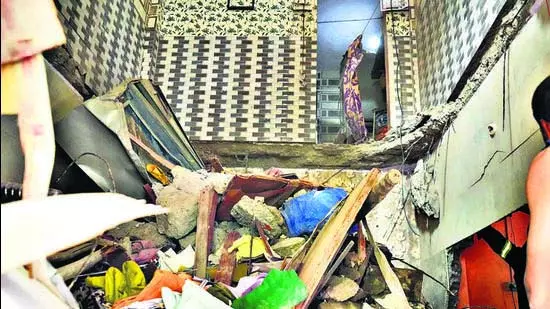 Kalyan में बड़ा हादसा, पुरानी इमारत बनी मौत का कारण Kalyan में बड़ा हादसा, पुरानी इमारत बनी मौत का कारण