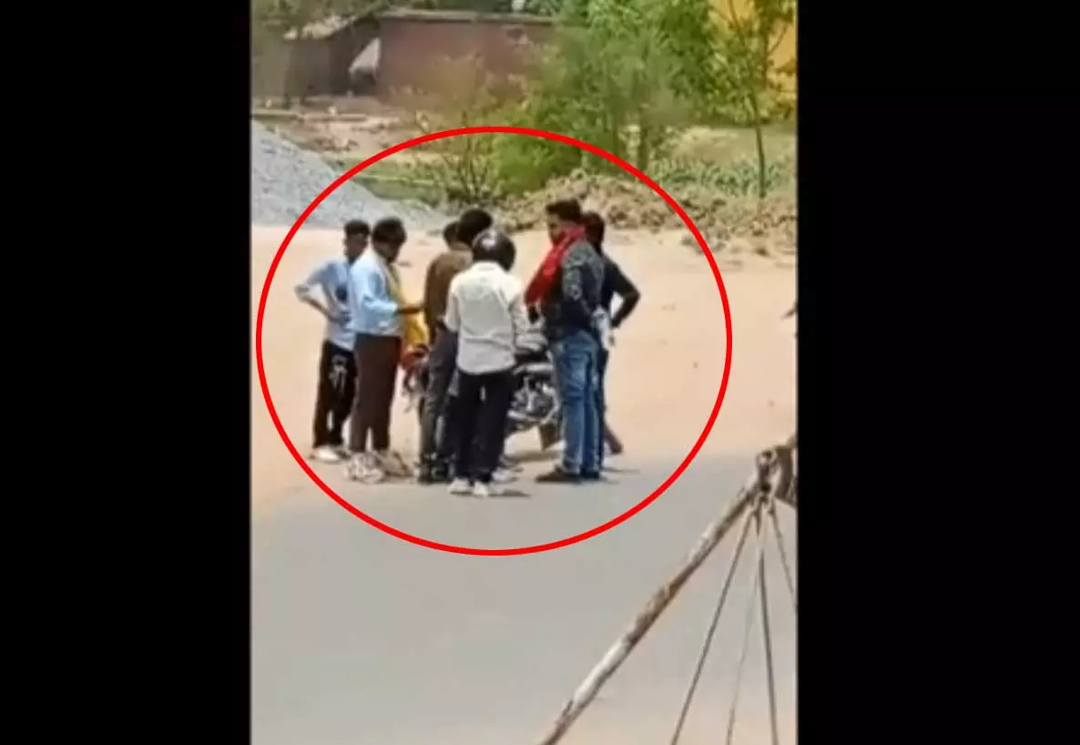 दो पक्षों में हुई जबरदस्त लड़ाई, डीजे पर मन पसंद का गाना बजाने को लेकर बवाल दो पक्षों में हुई जबरदस्त लड़ाई, डीजे पर मन पसंद का गाना बजाने को लेकर बवाल