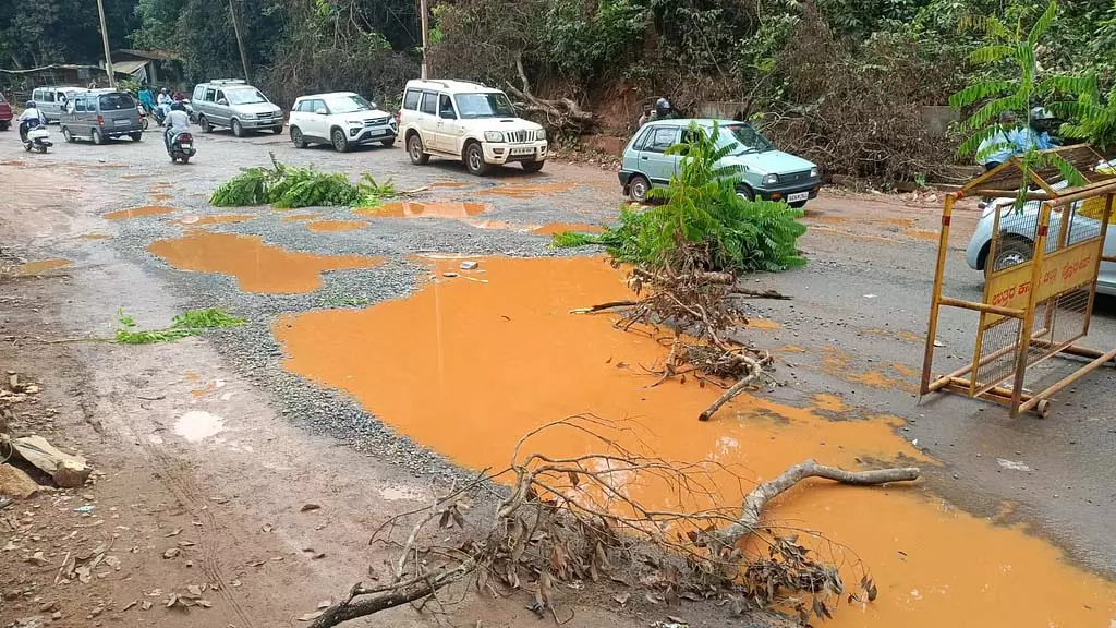 Karnataka : पेयजल पाइपों के स्थानांतरण में देरी से सड़क बनी झील Karnataka : पेयजल पाइपों के स्थानांतरण में देरी से सड़क बनी झील