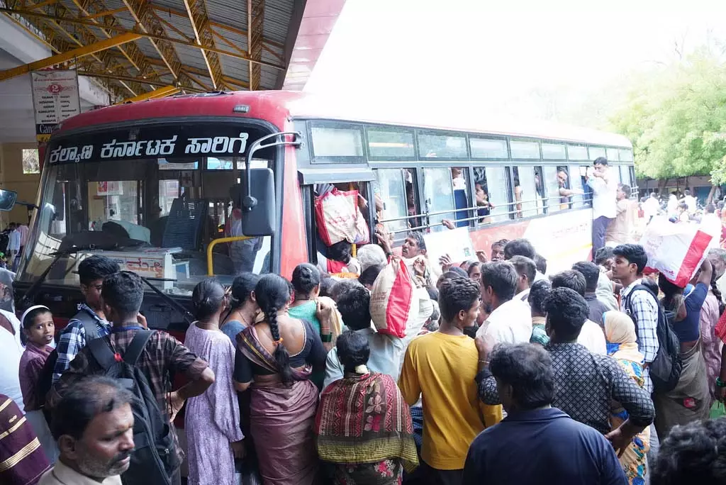 साधना समावेश: बसों के बिना तालुक केंद्रों तक पहुंचने के लिए संघर्ष कर रहे लोग साधना समावेश: बसों के बिना तालुक केंद्रों तक पहुंचने के लिए संघर्ष कर रहे लोग
