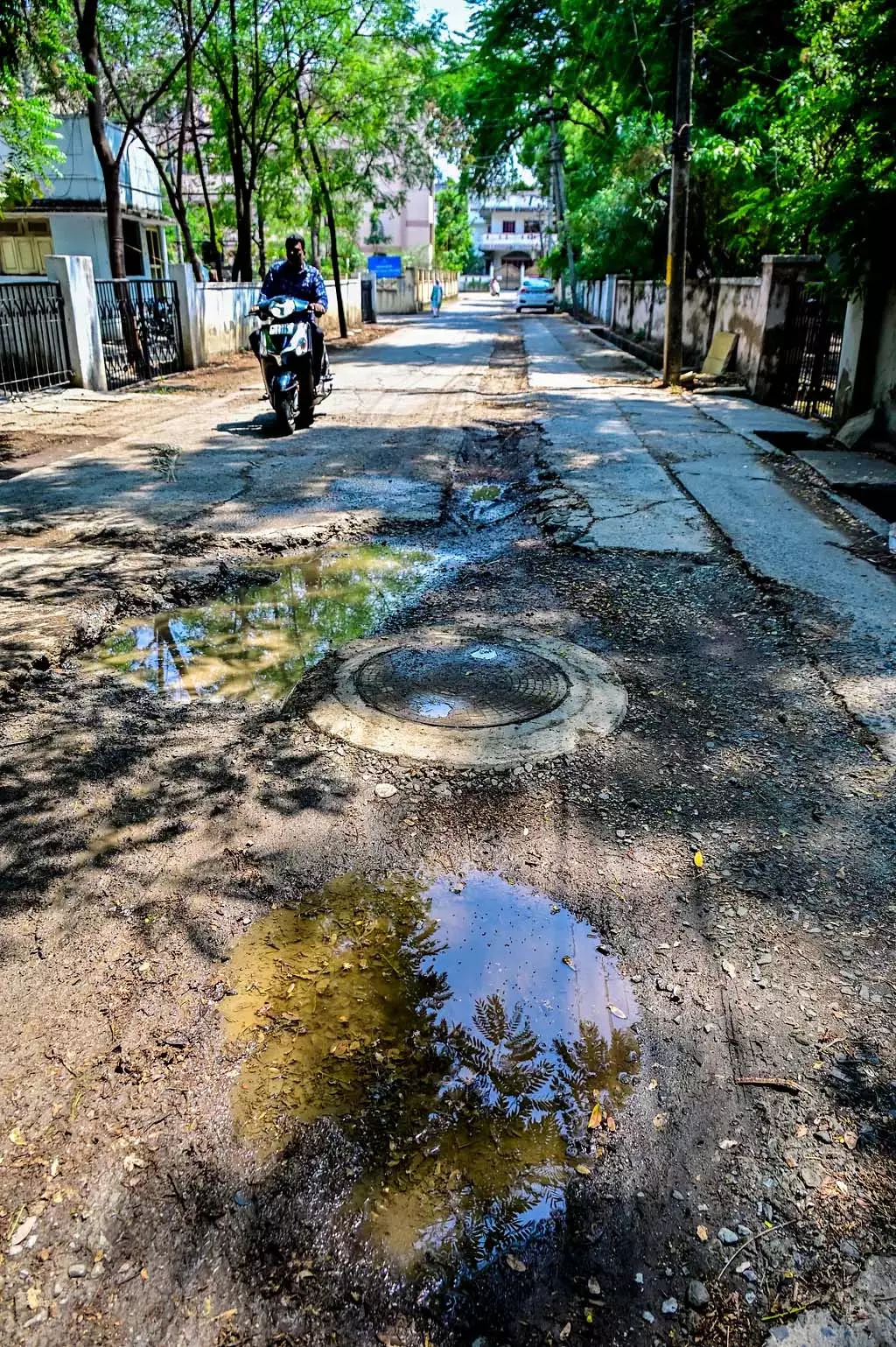 Karnataka : ऐवान-ए-शाही कॉलोनी की जीर्ण-शीर्ण आंतरिक सड़क Karnataka : ऐवान-ए-शाही कॉलोनी की जीर्ण-शीर्ण आंतरिक सड़क