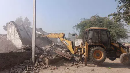 अवैध निर्माण पर प्रशासन सख्त, जारी है बुलडोजर एक्शन अवैध निर्माण पर प्रशासन सख्त, जारी है बुलडोजर एक्शन