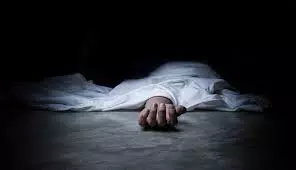 Bhadohi में कोर्ट मैरिज के बाद प्रेमी युगल ने ट्रेन के आगे लगाई छलांग, युवक की मौत Bhadohi में कोर्ट मैरिज के बाद प्रेमी युगल ने ट्रेन के आगे लगाई छलांग, युवक की मौत