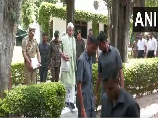 एलजी मनोज सिन्हा ने Poonch का दौरा किया, भारतीय सेना और बीएसएफ कर्मियों से मुलाकात की एलजी मनोज सिन्हा ने Poonch का दौरा किया, भारतीय सेना और बीएसएफ कर्मियों से मुलाकात की