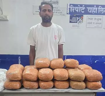 खरोरा में 4 लाख का गांजा जब्त, साईबर यूनिट और पुलिस ने मारी रेड खरोरा में 4 लाख का गांजा जब्त, साईबर यूनिट और पुलिस ने मारी रेड