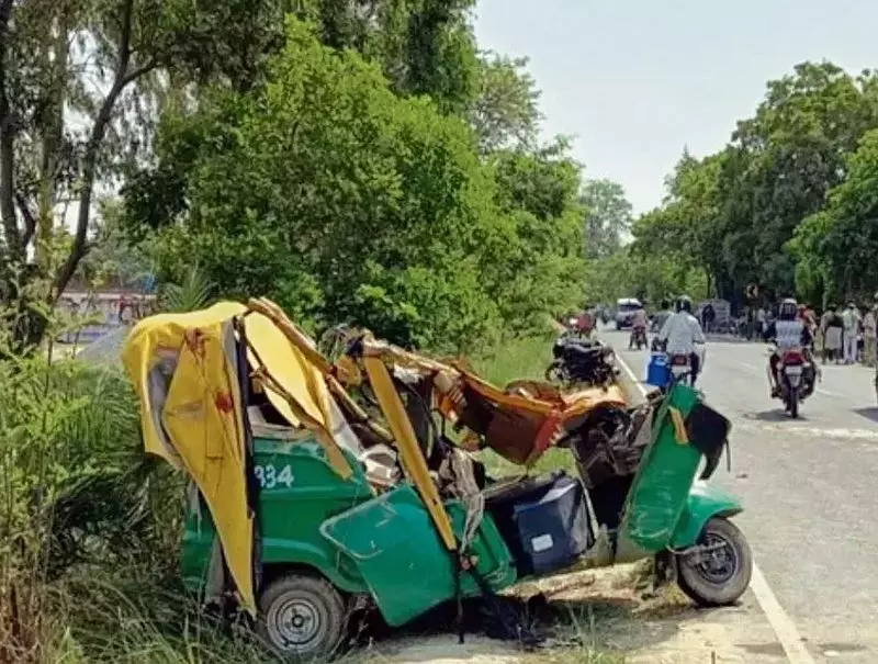 Gurugram में ऑटो पलटने से 1 की मौत, 3 घायल Gurugram में ऑटो पलटने से 1 की मौत, 3 घायल