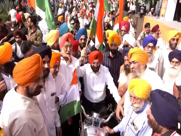 Delhi मंत्री ने भारतीय सेना की बहादुरी को सम्मान देने के लिए तिरंगा यात्रा का नेतृत्व किया Delhi मंत्री ने भारतीय सेना की बहादुरी को सम्मान देने के लिए तिरंगा यात्रा का नेतृत्व किया