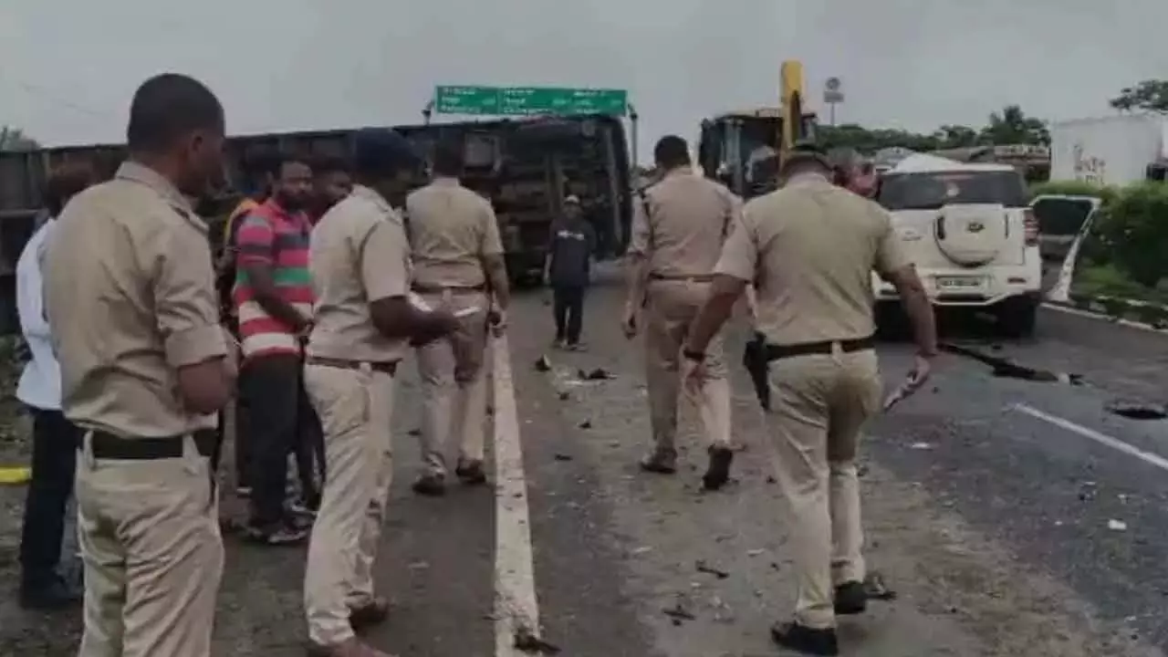 Karnataka में राष्ट्रीय राजमार्ग पर हुई सड़क दुर्घटना में एक ही परिवार के चार लोगों समेत छह लोगों की मौत Karnataka में राष्ट्रीय राजमार्ग पर हुई सड़क दुर्घटना में एक ही परिवार के चार लोगों समेत छह लोगों की मौत