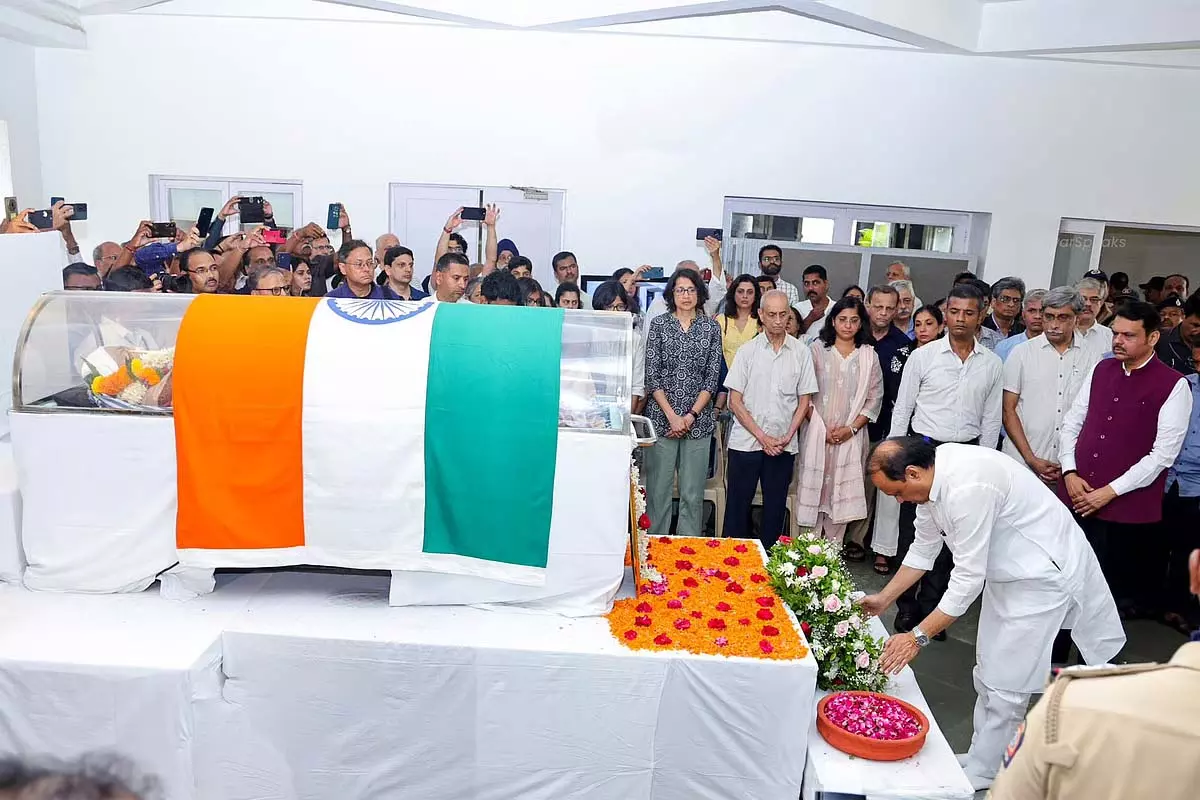 सीएम, उपमुख्यमंत्री ने IUCAA में राजकीय सम्मान के साथ डॉ. जयंत नार्लीकर को भावभीनी श्रद्धांजलि दी सीएम, उपमुख्यमंत्री ने IUCAA में राजकीय सम्मान के साथ डॉ. जयंत नार्लीकर को भावभीनी श्रद्धांजलि दी
