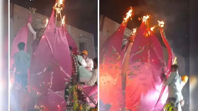 VIDEO: दूल्हा-दुल्हन के स्टेज पर लगी आग, मची अफरा-तफरी VIDEO: दूल्हा-दुल्हन के स्टेज पर लगी आग, मची अफरा-तफरी