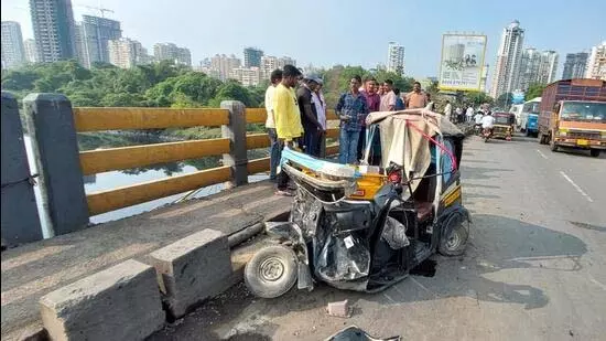 Thane: ट्रक ने ऑटो को मारी टक्कर, हादसे में एक की मौत Thane: ट्रक ने ऑटो को मारी टक्कर, हादसे में एक की मौत