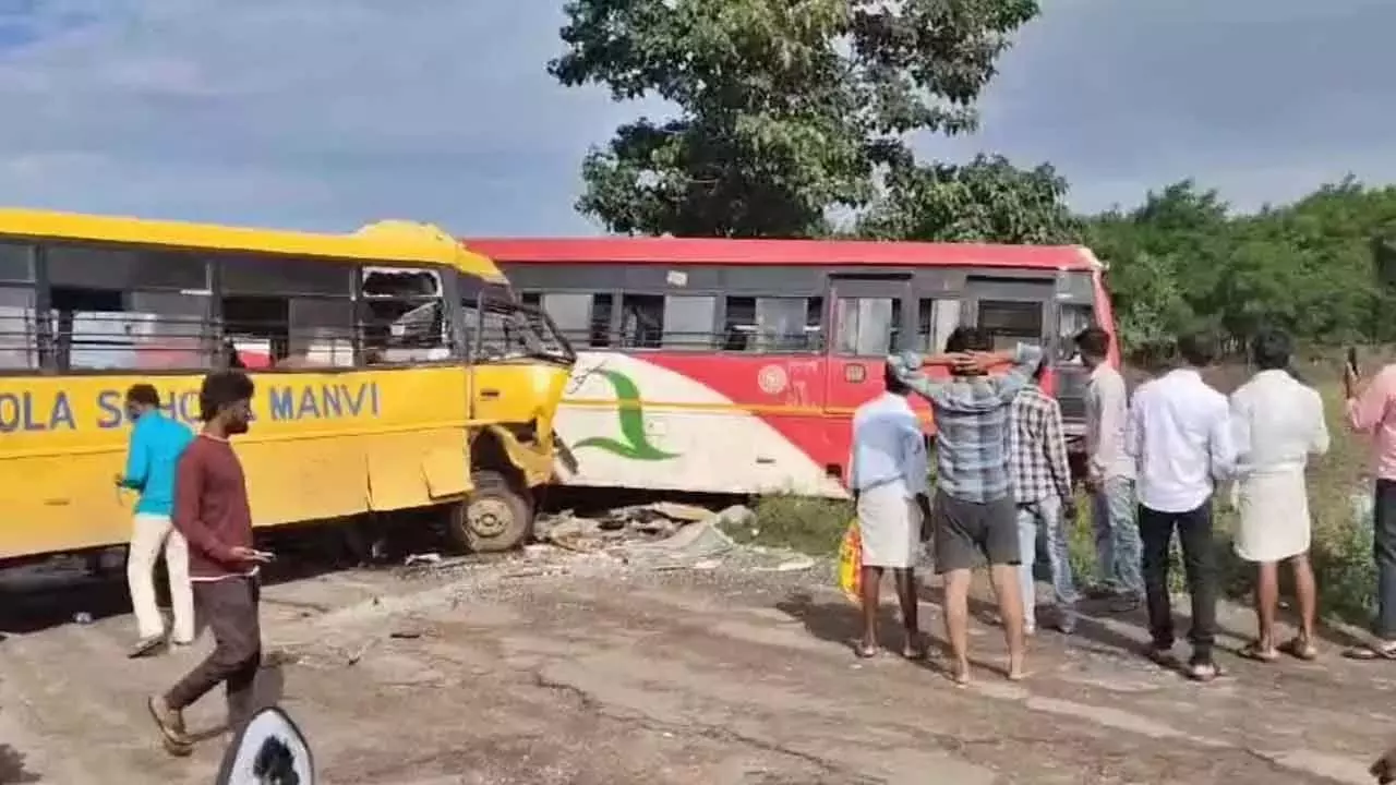 KSRTC की दो बसों की आमने-सामने टक्कर में 35 से अधिक लोग घायल KSRTC की दो बसों की आमने-सामने टक्कर में 35 से अधिक लोग घायल