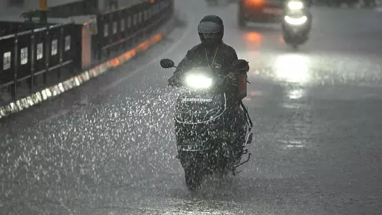 Kerala में आज भारी बारिश की संभावना; दो जिलों में ऑरेंज अलर्ट Kerala में आज भारी बारिश की संभावना; दो जिलों में ऑरेंज अलर्ट