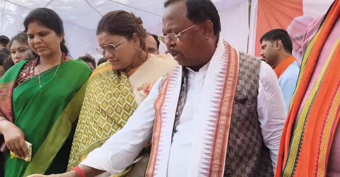अधिकारी कर रहा मानसिक प्रताड़ित, आंगनबाड़ी कार्यकर्ता ने रोते हुए मंत्री को बताई आपबीती अधिकारी कर रहा मानसिक प्रताड़ित, आंगनबाड़ी कार्यकर्ता ने रोते हुए मंत्री को बताई आपबीती