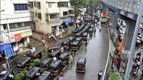 Mumbai: ऑटो रिक्शा यूनियनों ने आज ई-बाइक टैक्सियों के खिलाफ किया प्रदर्शन Mumbai: ऑटो रिक्शा यूनियनों ने आज ई-बाइक टैक्सियों के खिलाफ किया प्रदर्शन