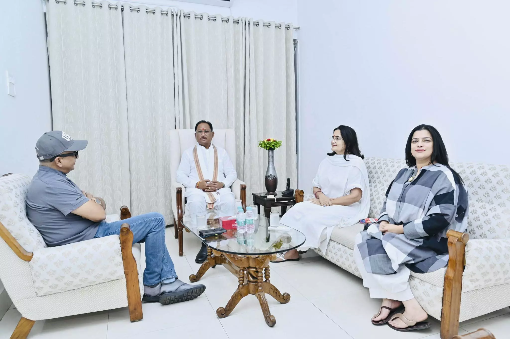 CM साय से राज्यसभा सांसद किरण चौधरी ने की मुलाकात CM साय से राज्यसभा सांसद किरण चौधरी ने की मुलाकात
