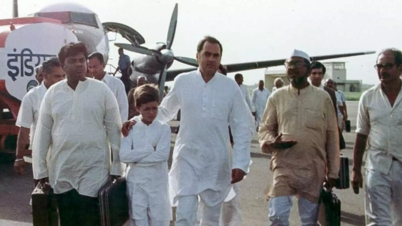 राजीव गांधी पुण्यतिथि: राहुल गांधी बोले पापा, आपकी यादें राजीव गांधी पुण्यतिथि: राहुल गांधी बोले पापा, आपकी यादें