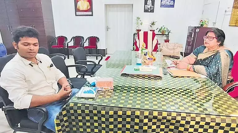 ओडिशा के बरहामपुर में MKCG मेडिकल कॉलेज और अस्पताल में मरीजों को असुरक्षित भोजन परोसा गया ओडिशा के बरहामपुर में MKCG मेडिकल कॉलेज और अस्पताल में मरीजों को असुरक्षित भोजन परोसा गया
