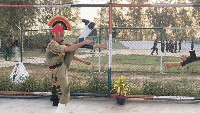 Punjab: सादिकी संयुक्त चौकियों पर बीटिंग रिट्रीट समारोह फिर से शुरू किया Punjab: सादिकी संयुक्त चौकियों पर बीटिंग रिट्रीट समारोह फिर से शुरू किया