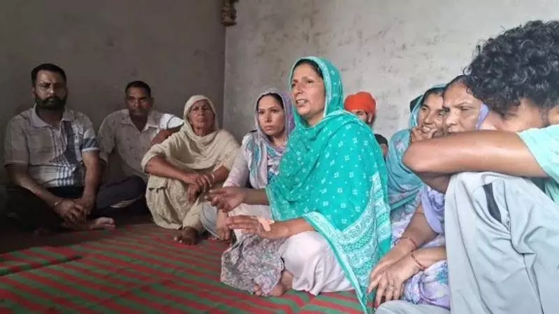 शहीद घोषित होने तक अग्निवीर की अस्थियों का विसर्जन नहीं करेंगे: Family शहीद घोषित होने तक अग्निवीर की अस्थियों का विसर्जन नहीं करेंगे: Family