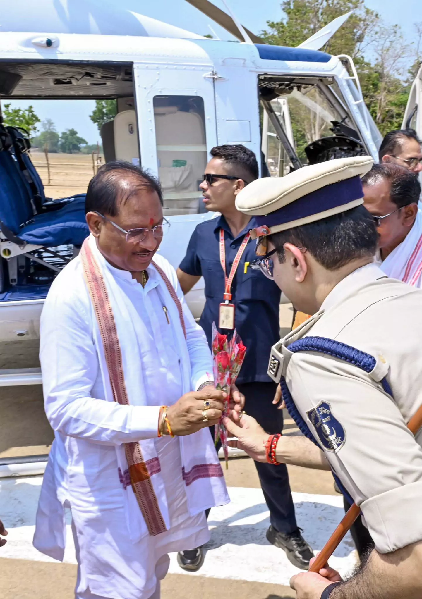 दोकड़ा में उतरा CM विष्णुदेव साय का हेलीकॉप्टर दोकड़ा में उतरा CM विष्णुदेव साय का हेलीकॉप्टर