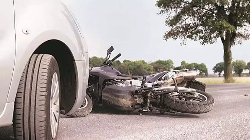 ग्वालियर-झांसी हाईवे पर ट्रक ने बाइक को टक्कर मारी, सास-बहू की मौत, बेटा गंभीर ग्वालियर-झांसी हाईवे पर ट्रक ने बाइक को टक्कर मारी, सास-बहू की मौत, बेटा गंभीर