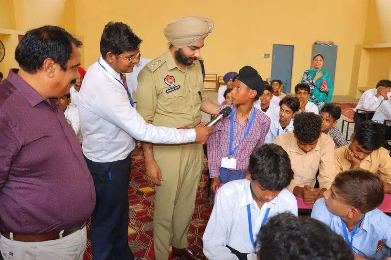 SSP ग्रामीण की ओर से SOE के छात्रों को जीवन में ऊंचे लक्ष्य रखने की सलाह, अच्छी संगति और आत्मविश्वास SSP ग्रामीण की ओर से SOE के छात्रों को जीवन में ऊंचे लक्ष्य रखने की सलाह, अच्छी संगति और आत्मविश्वास